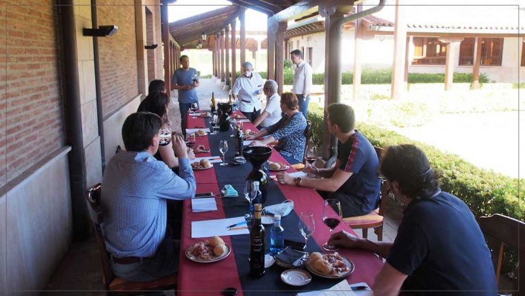 La Junta directiva de la Asociación con el gerente y el enólogo de Bodegas Altanza, que acogió la primera reunión tras el periodo de confinamiento